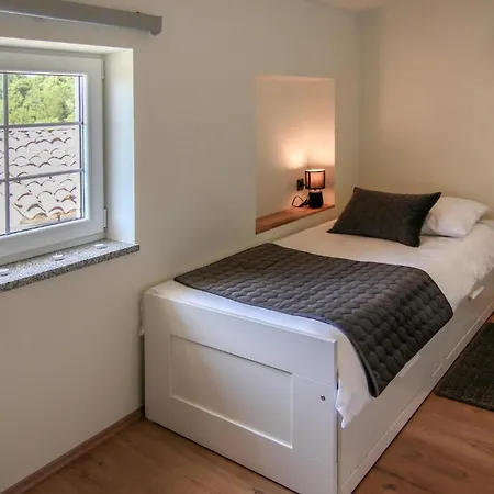 2 Bedroom Nice Home In Veprinac בית נופש *