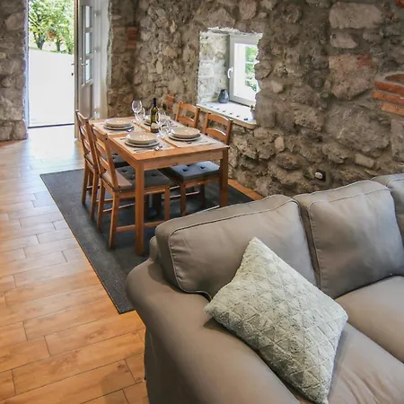 2 Bedroom Nice Home In Veprinac בית נופש *